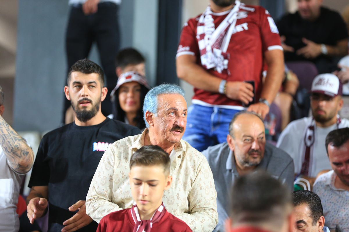 Apariție excentrică în Giulești » Fostul patron al clubului a apărut cu părul vopsit albastru la derby