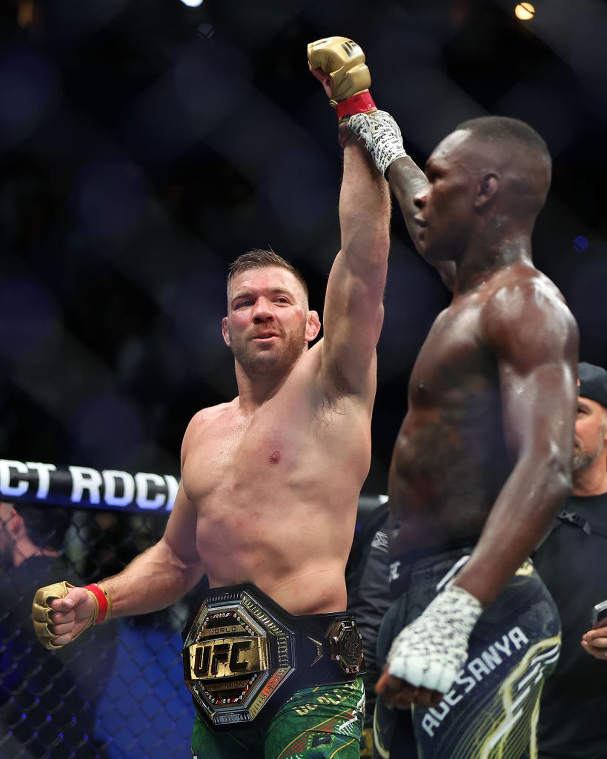 Dricus Du Plessis - Israel Adesanya, duelul celor mai populari africani din UFC, încheiat în runda a 4-a » Moment controversat în gală: arbitru dat afară din cauza unei decizii șocante