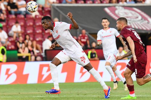 Josue Homawoo (numărul 28), în meciul CFR Cluj - Dinamo 3-2 din prima etapă / foto: Imago Images