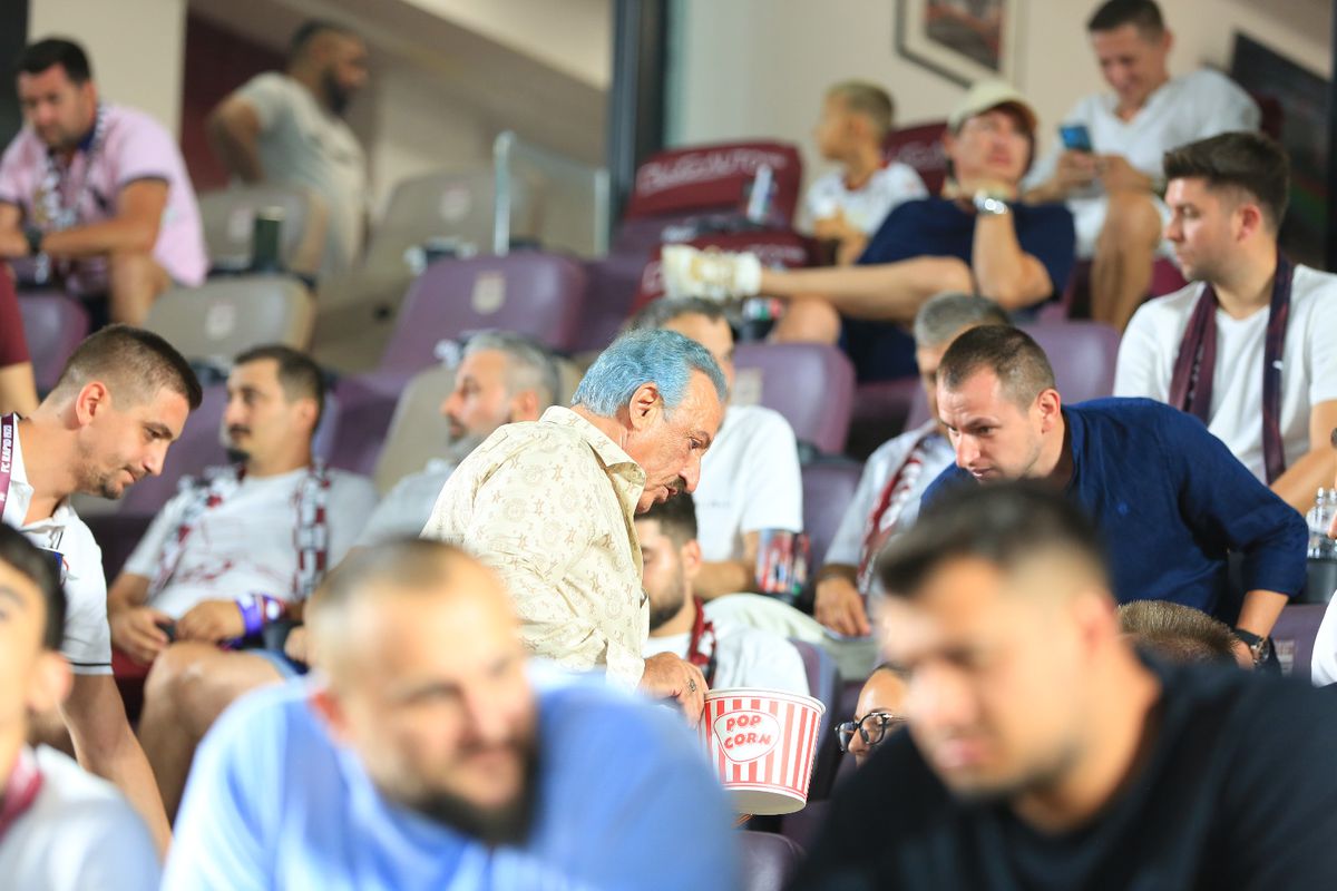 Apariție excentrică în Giulești » Fostul patron al clubului a apărut cu părul vopsit albastru la derby
