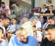 Apariție excentrică în Giulești » Fostul patron al clubului a apărut cu părul vopsit albastru la derby