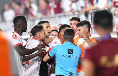 Scandal-monstru cu Săpunaru în prim-plan: jucătorul lui Dinamo s-a ales cu tricoul rupt