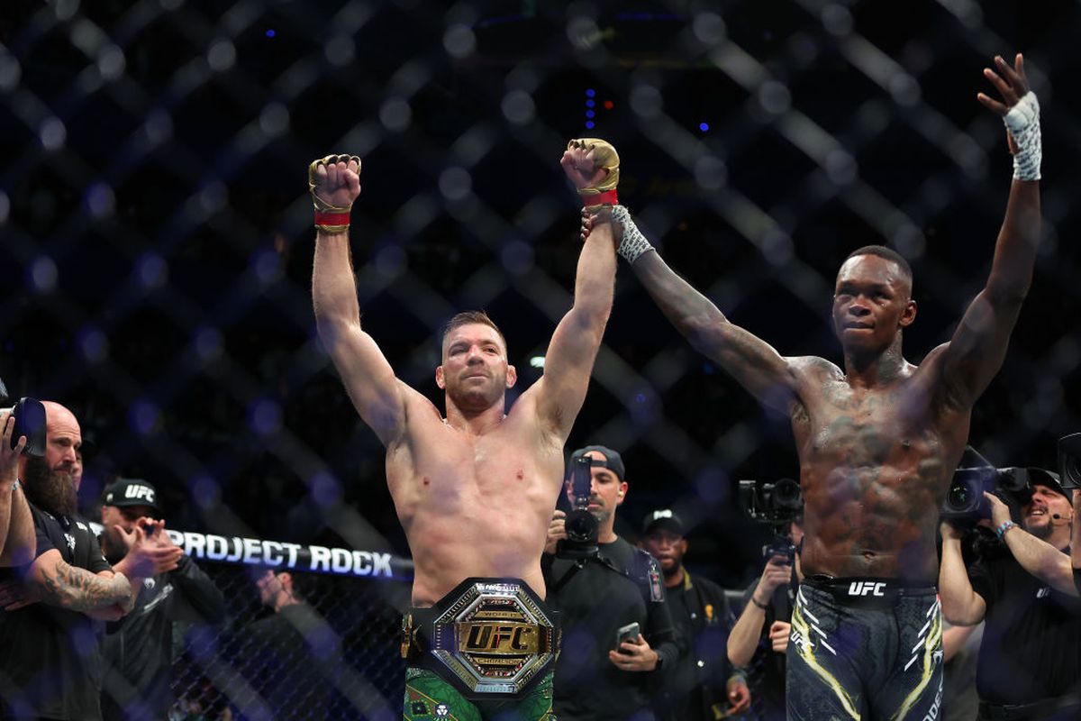 Dricus Du Plessis - Israel Adesanya, duelul celor mai populari africani din UFC, încheiat în runda a 4-a » Moment controversat în gală: arbitru dat afară din cauza unei decizii șocante