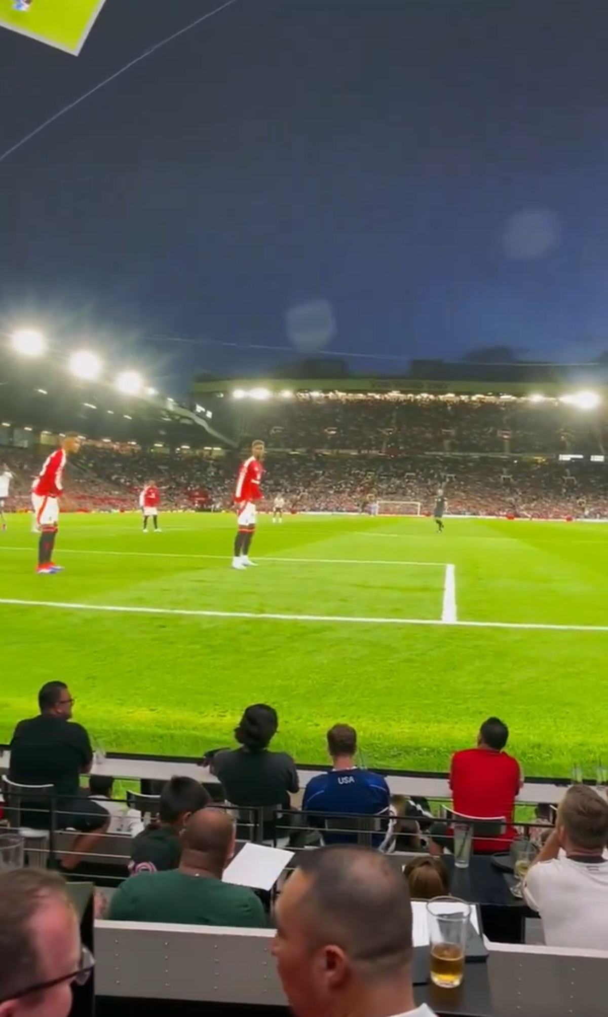 „Realitate partajată” la Manchester United - Fulham » Tehnologia incredibilă le permite fanilor din Las Vegas să vadă meciurile de parcă ar fi pe stadion: „Este o nebunie, am crezut că sunt pe Old Trafford!”