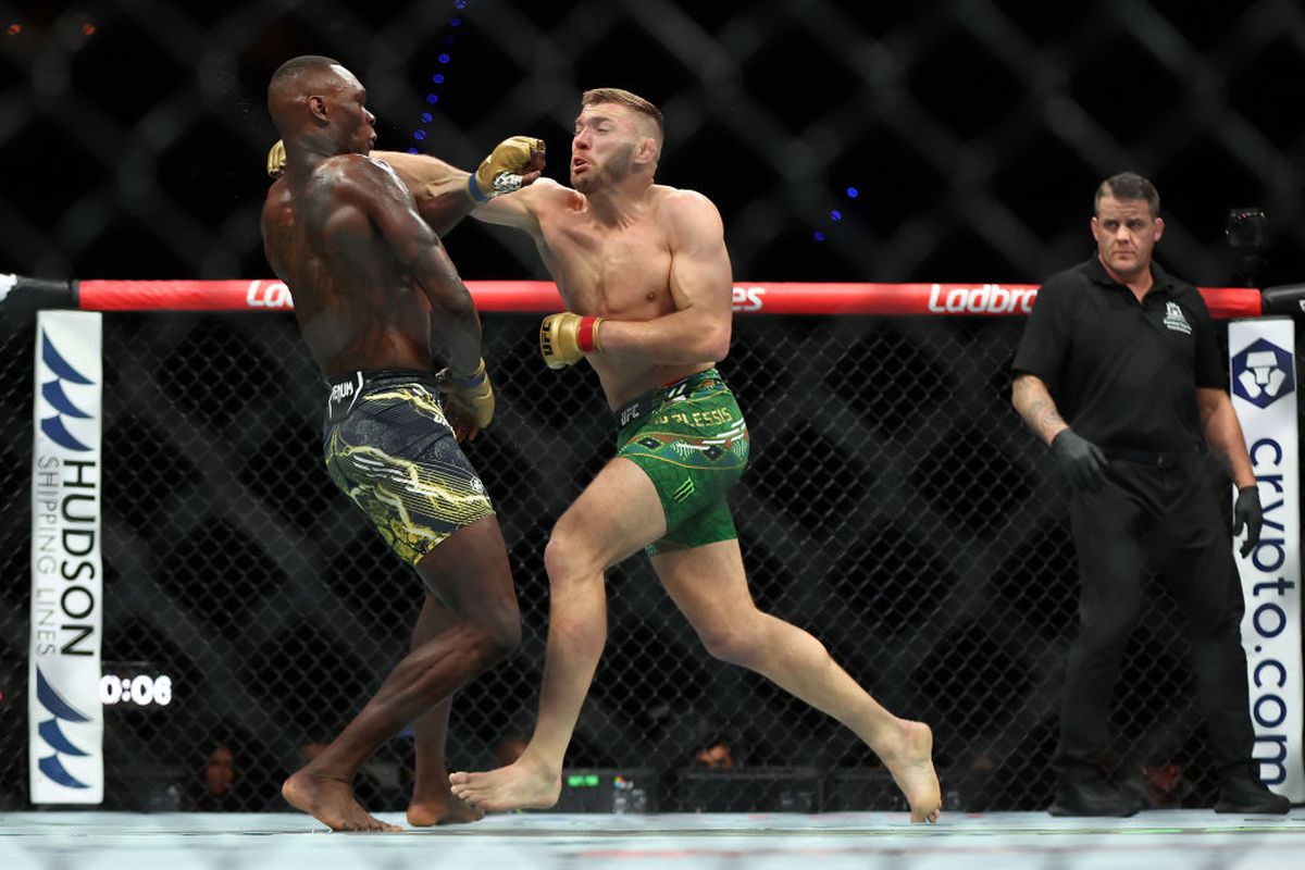 Dricus Du Plessis - Israel Adesanya, duelul celor mai populari africani din UFC, încheiat în runda a 4-a » Moment controversat în gală: arbitru dat afară din cauza unei decizii șocante