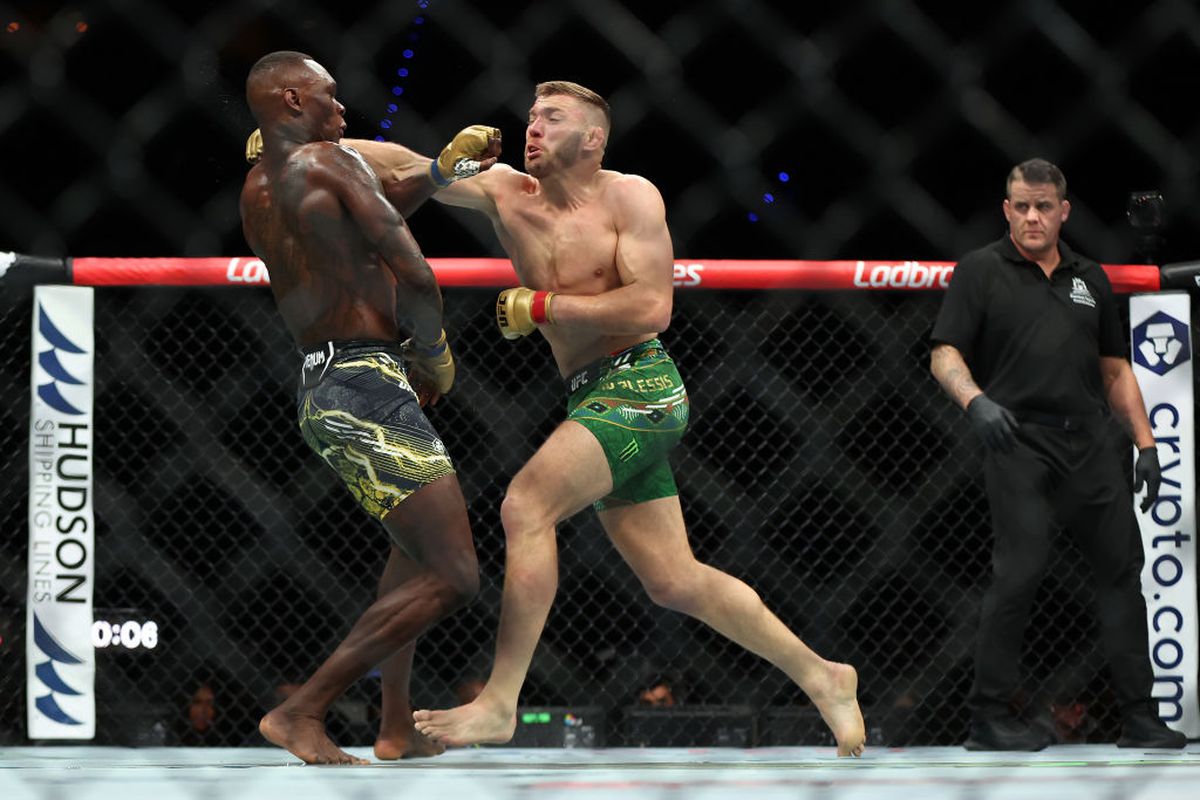 Dricus Du Plessis - Israel Adesanya, duelul celor mai populari africani din UFC, încheiat în runda a 4-a » Moment controversat în gală: arbitru dat afară din cauza unei decizii șocante