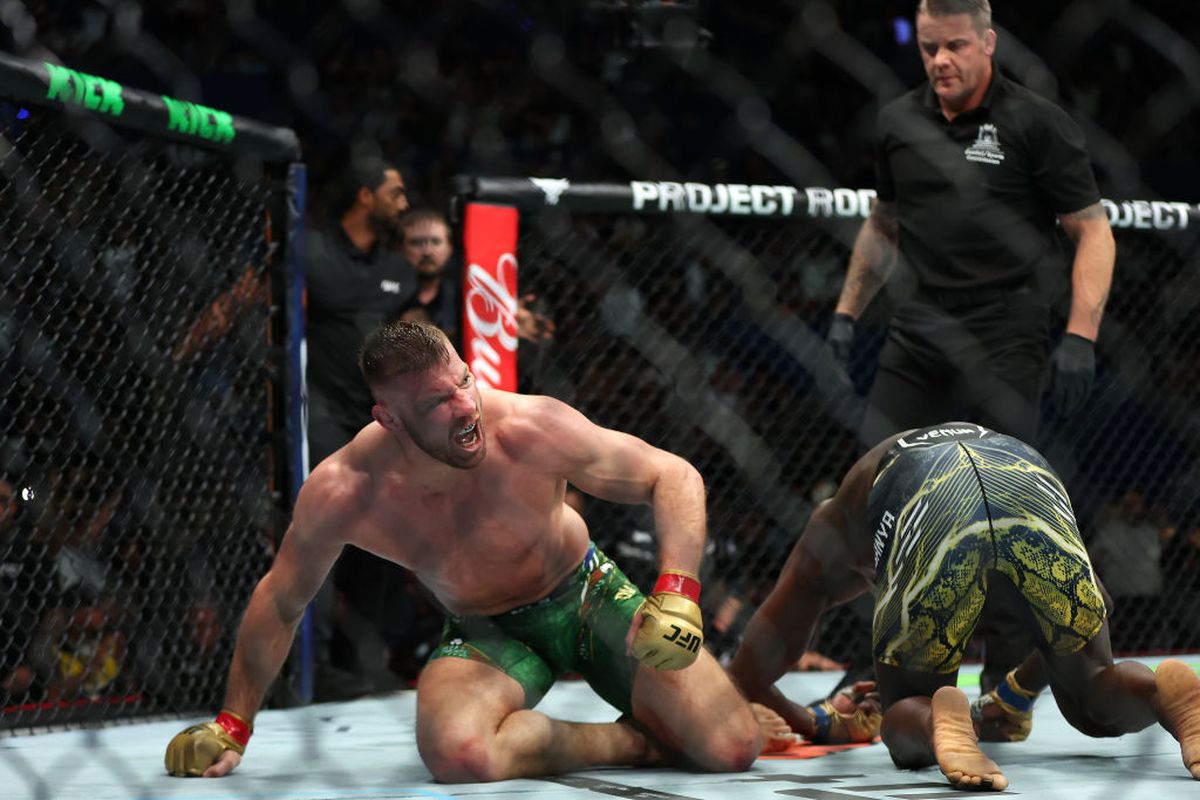 Dricus Du Plessis - Israel Adesanya, duelul celor mai populari africani din UFC, încheiat în runda a 4-a » Moment controversat în gală: arbitru dat afară din cauza unei decizii șocante