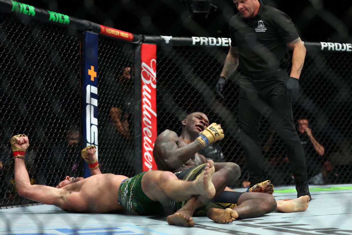 Dricus Du Plessis - Israel Adesanya, duelul celor mai populari africani din UFC, încheiat în runda a 4-a » Moment controversat în gală: arbitru dat afară din cauza unei decizii șocante