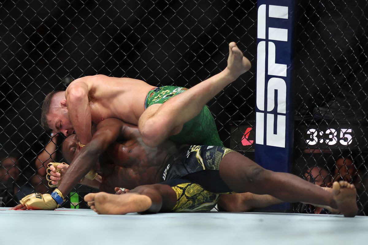 Dricus Du Plessis - Israel Adesanya, duelul celor mai populari africani din UFC, încheiat în runda a 4-a » Moment controversat în gală: arbitru dat afară din cauza unei decizii șocante