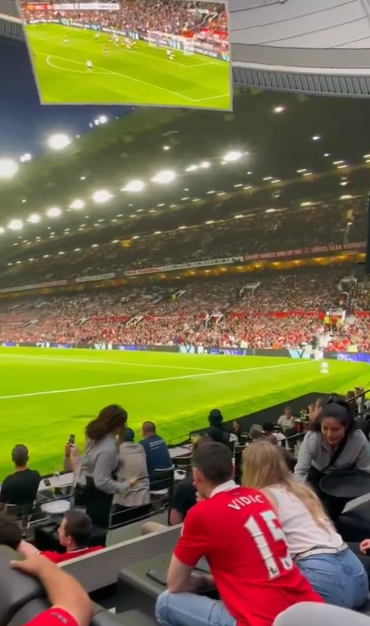 „Realitate partajată” la Manchester United - Fulham » Tehnologia incredibilă le permite fanilor din Las Vegas să vadă meciurile de parcă ar fi pe stadion: „Este o nebunie, am crezut că sunt pe Old Trafford!”