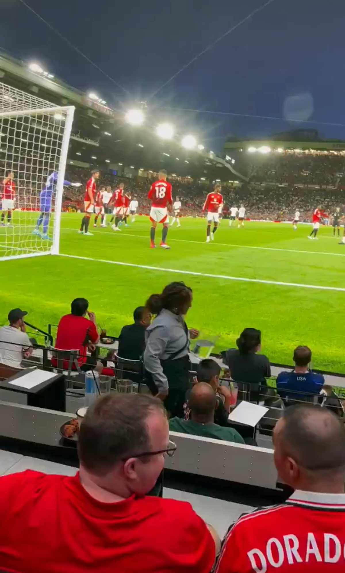 „Realitate partajată” la Manchester United - Fulham » Tehnologia incredibilă le permite fanilor din Las Vegas să vadă meciurile de parcă ar fi pe stadion: „Este o nebunie, am crezut că sunt pe Old Trafford!”