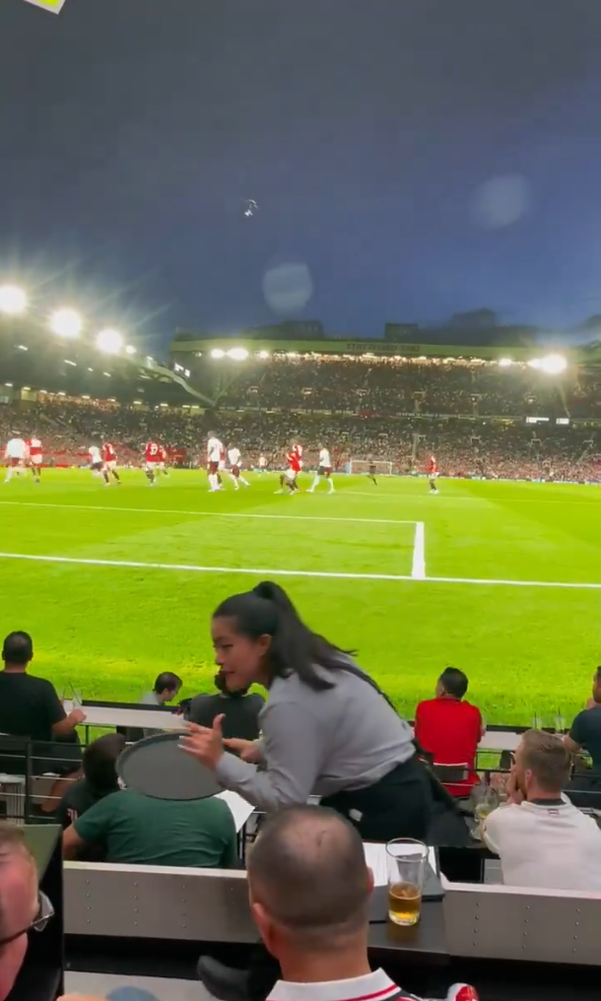 „Realitate partajată” la Manchester United - Fulham » Tehnologia incredibilă le permite fanilor din Las Vegas să vadă meciurile de parcă ar fi pe stadion: „Este o nebunie, am crezut că sunt pe Old Trafford!”