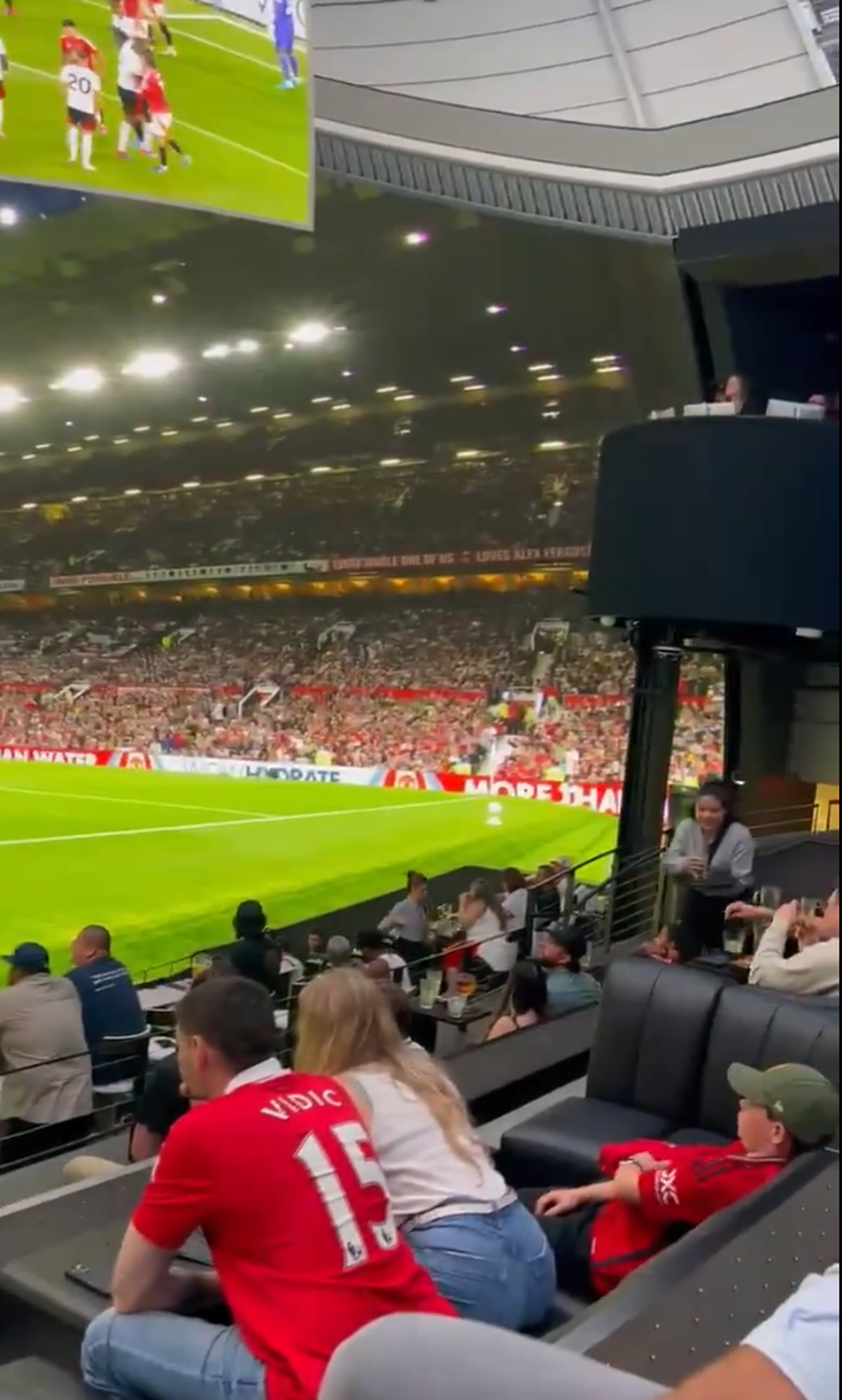 „Realitate partajată” la Manchester United - Fulham » Tehnologia incredibilă le permite fanilor din Las Vegas să vadă meciurile de parcă ar fi pe stadion: „Este o nebunie, am crezut că sunt pe Old Trafford!”