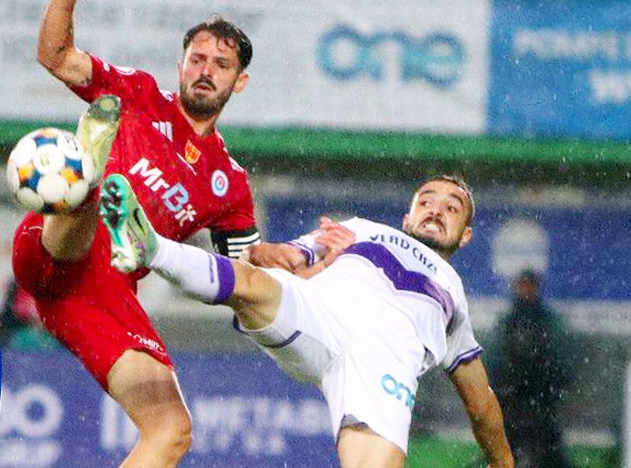 S-au dat lupte grele în prima repriză din FC Argeș - Oțelul / Sursă foto: Facebook@ Oțelul Galați FC Argeș - Oțelul Galați 2-0 » Plouă, plouă, Argeșul dă două! Nou-promovata câștigă la pas și urcă până pe 9 în Superligă