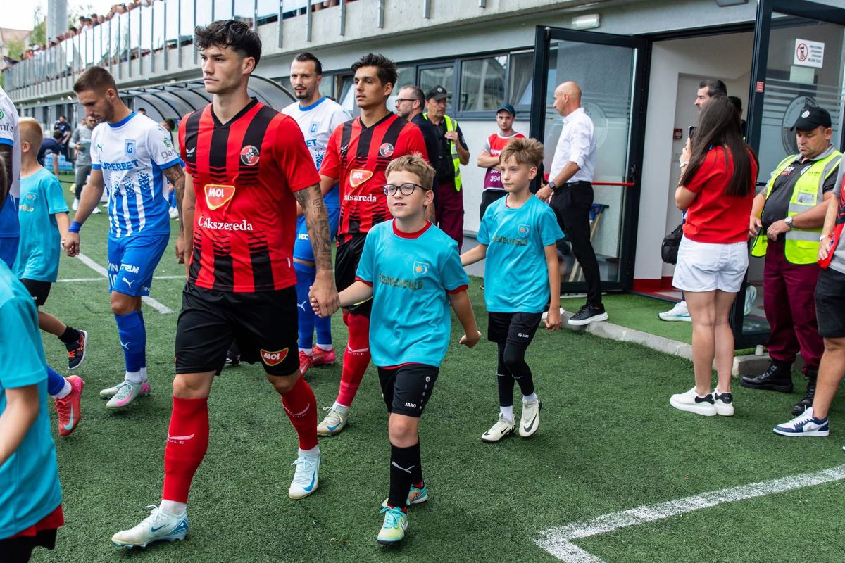 Copiii care au însoțit fotbaliștii la Csikszereda - Universitatea Craiova au purtat tricouri cu însemnele Ținutului Secuiesc