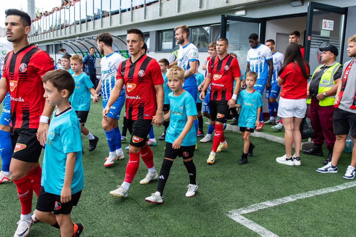Jucătorii au intrat pe teren alături de copii îmbrăcați în tricouri cu semnele Ținutului Secuiesc la Csikszereda - Craiova