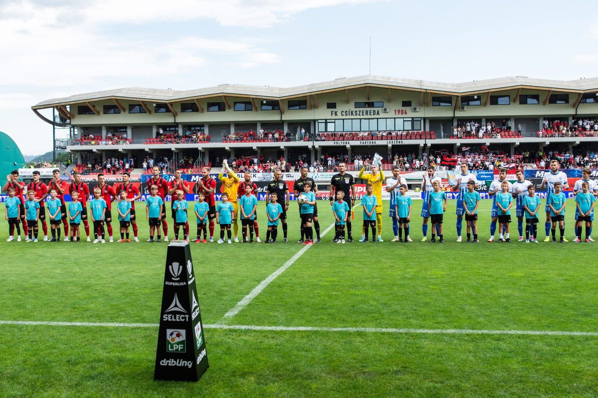 Jucătorii au intrat pe teren alături de copii îmbrăcați în tricouri cu semnele Ținutului Secuiesc la Csikszereda - Craiova