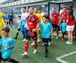 Copiii care au însoțit fotbaliștii la Csikszereda - Universitatea Craiova au purtat tricouri cu însemnele Ținutului Secuiesc