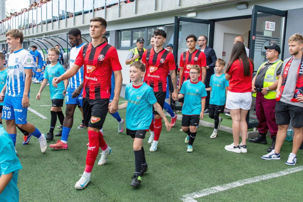 Copiii care au însoțit fotbaliștii la Csikszereda - Universitatea Craiova au purtat tricouri cu însemnele Ținutului Secuiesc