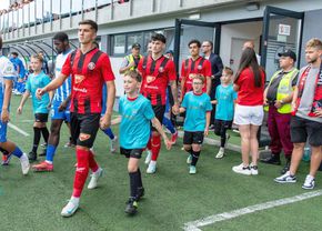 Kontroverzna poteza kluba Csikszereda: Otroci z insignijami Ţinutului Secuiesc na tekmi proti Universitatei Craiova