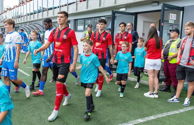 Copiii care au însoțit fotbaliștii la Csikszereda - Universitatea Craiova au purtat tricouri cu însemnele Ținutului Secuiesc