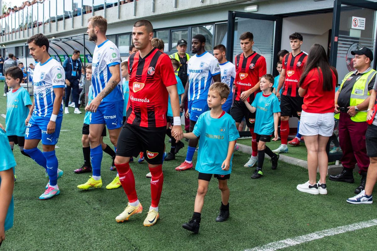 Copiii care au însoțit fotbaliștii la Csikszereda - Universitatea Craiova au purtat tricouri cu însemnele Ținutului Secuiesc