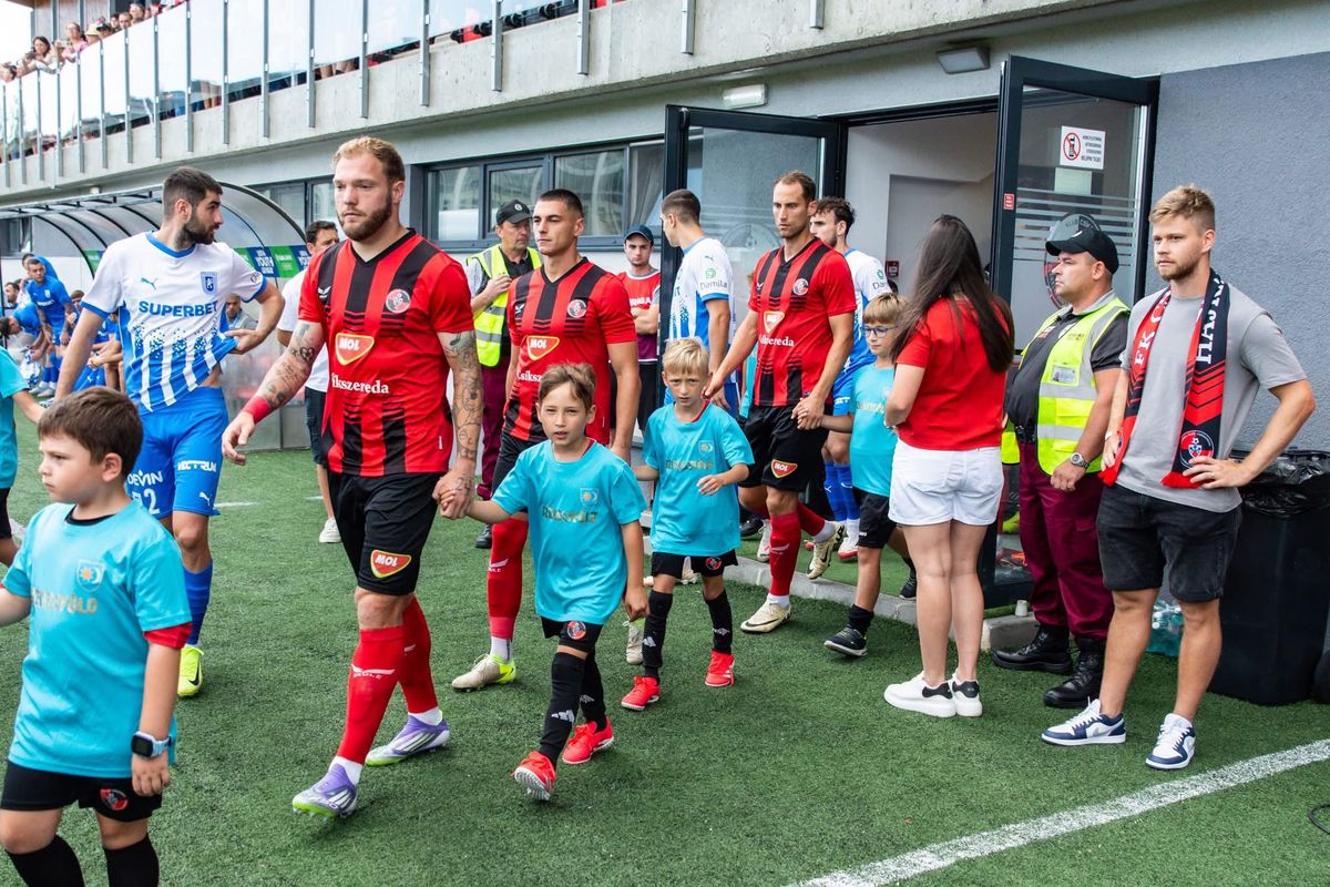 Copiii care au însoțit fotbaliștii la Csikszereda - Universitatea Craiova au purtat tricouri cu însemnele Ținutului Secuiesc