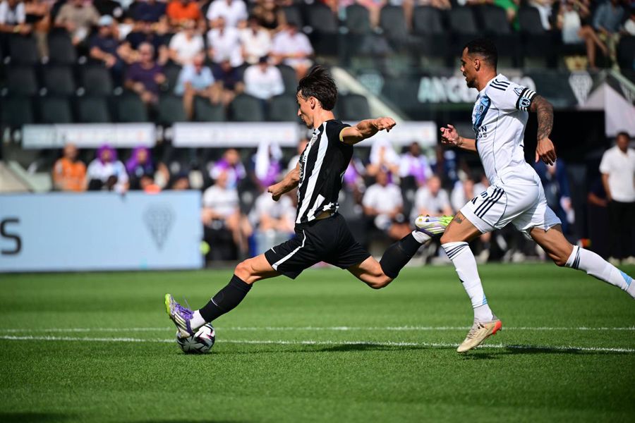 Estéban Lepaul (25 de ani) și-a prelungit recent contractul până în 2028 cu Angers / Foto: Imago Concurență mare la transferul lui Louis Munteanu » Oferta făcută de Rennes pentru atacantul dorit urgent!