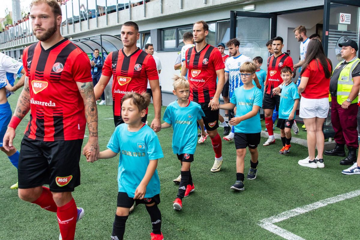 Copiii care au însoțit fotbaliștii la Csikszereda - Universitatea Craiova au purtat tricouri cu însemnele Ținutului Secuiesc