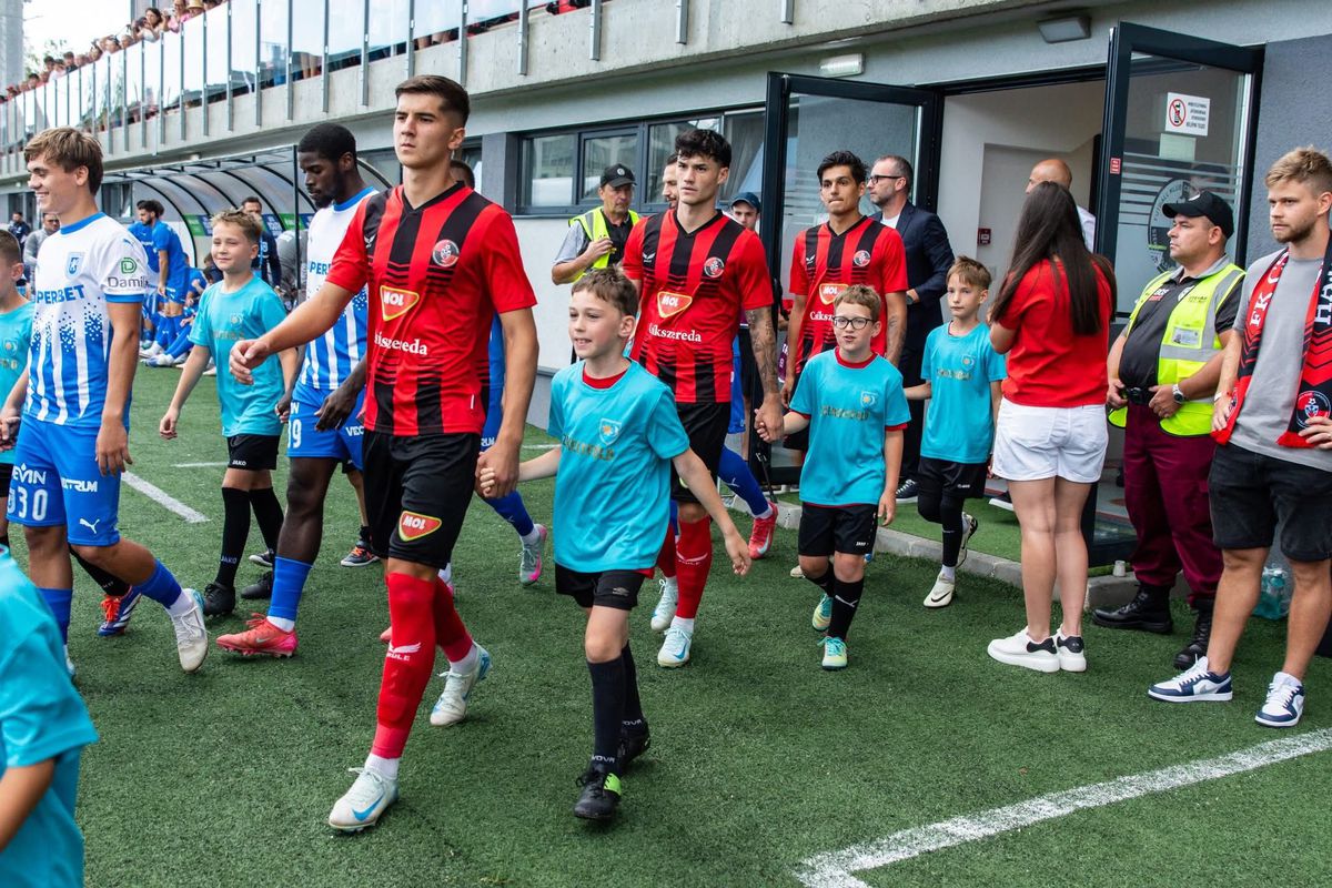 Copiii care au însoțit fotbaliștii la Csikszereda - Universitatea Craiova au purtat tricouri cu însemnele Ținutului Secuiesc