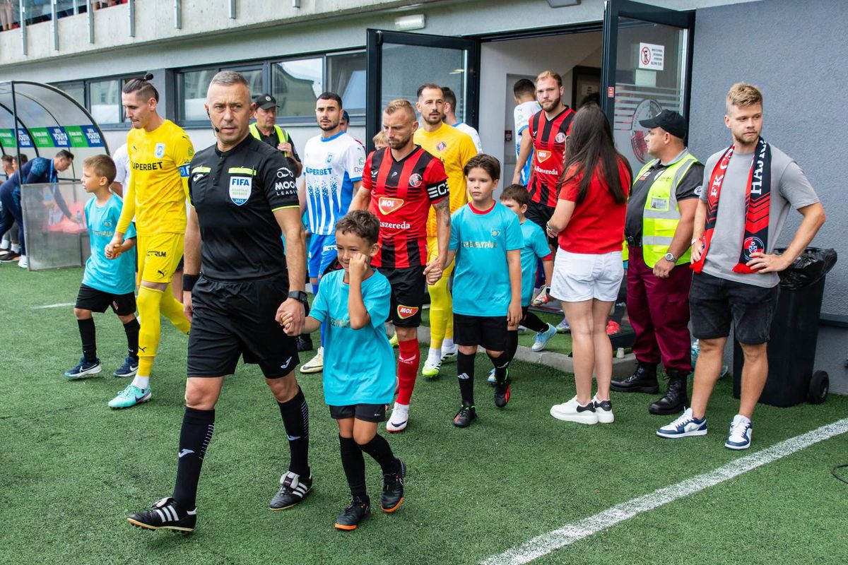 Copiii care au însoțit fotbaliștii la Csikszereda - Universitatea Craiova au purtat tricouri cu însemnele Ținutului Secuiesc