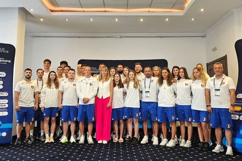 Camelia Potec și delegația României la CM de juniori Foto: Facebook/FR Natație