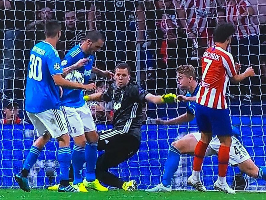 Mingea lovește brațul lui Bonucci. În spatele fundașului italian, dacă balonul trecea, se aflau doi atacanți ai lui Aletico