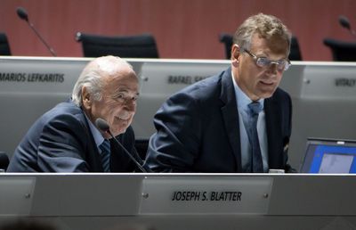 Suma uriașă pe care ar fi împărțit-o Blatter cu alți doi oficiali FIFA!
