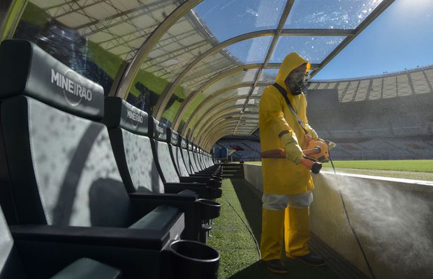 VIDEO Scene incredibile în Germania » Au păstrat distanța socială pe teren, în semn de protest! Cât s-a terminatul meciul