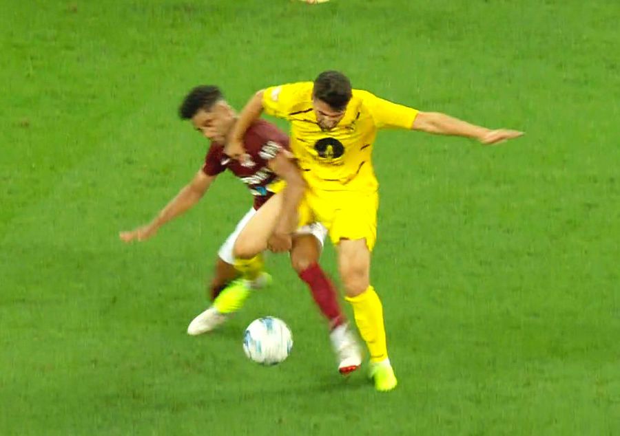 Momentul în care Ronaldo Deaconu l-a lovit pe Alami / FOTO: Captură @Telekom Sport Rapid, dezavantajată clar în meciul cu Gaz Metan » Verdictul lui Ion Crăciunescu: „Cum mai arbitrează omul ăsta în Liga1?”