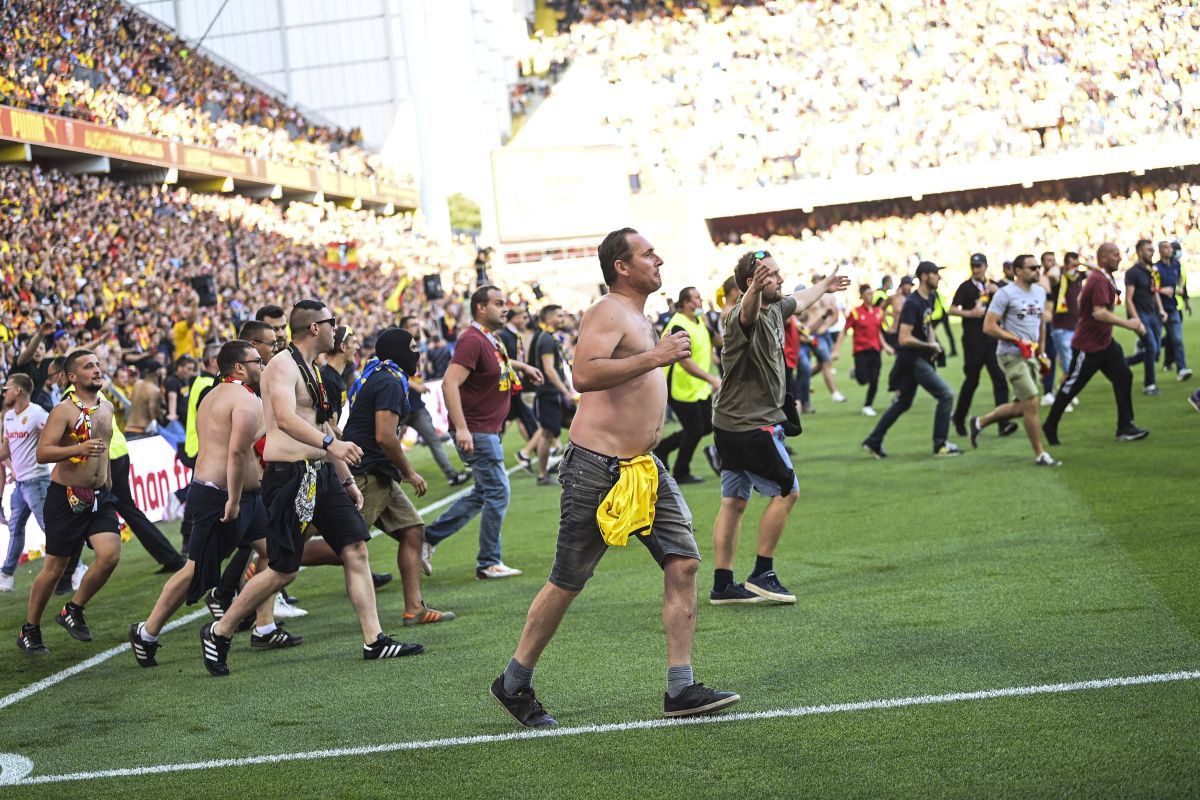 Bătaie generală la meciul campioanei din Ligue 1! Fanii au făcut prăpăd » Poliția, pe gazon
