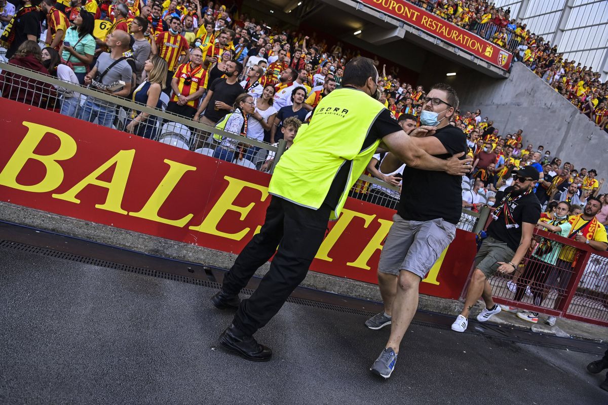 Bătaie generală la meciul campioanei din Ligue 1! Fanii au făcut prăpăd » Poliția, pe gazon