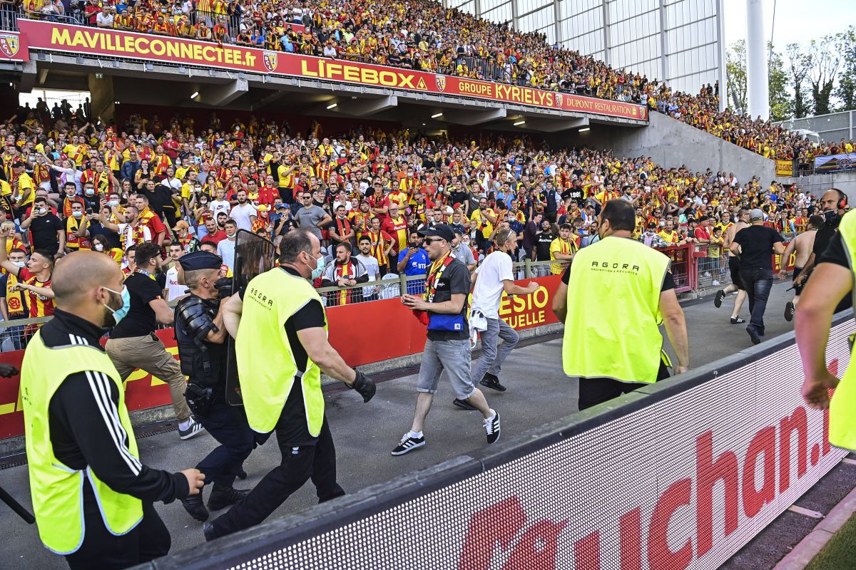 Bătaie generală la meciul campioanei din Ligue 1! Fanii au făcut prăpăd » Poliția, pe gazon