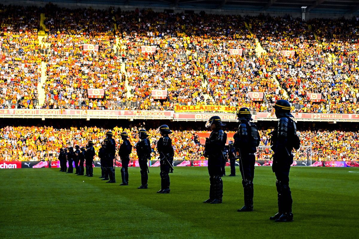 Bătaie generală la meciul campioanei din Ligue 1! Fanii au făcut prăpăd » Poliția, pe gazon