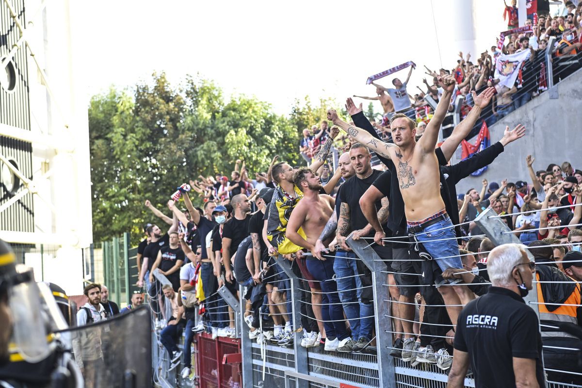 Bătaie generală la meciul campioanei din Ligue 1! Fanii au făcut prăpăd » Poliția, pe gazon