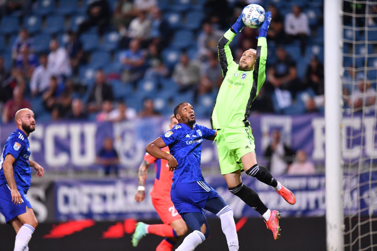 Penalty acordat de asistent în FCU Craiova - FCSB! » Ce arată reluările TV + verdictul specialistului