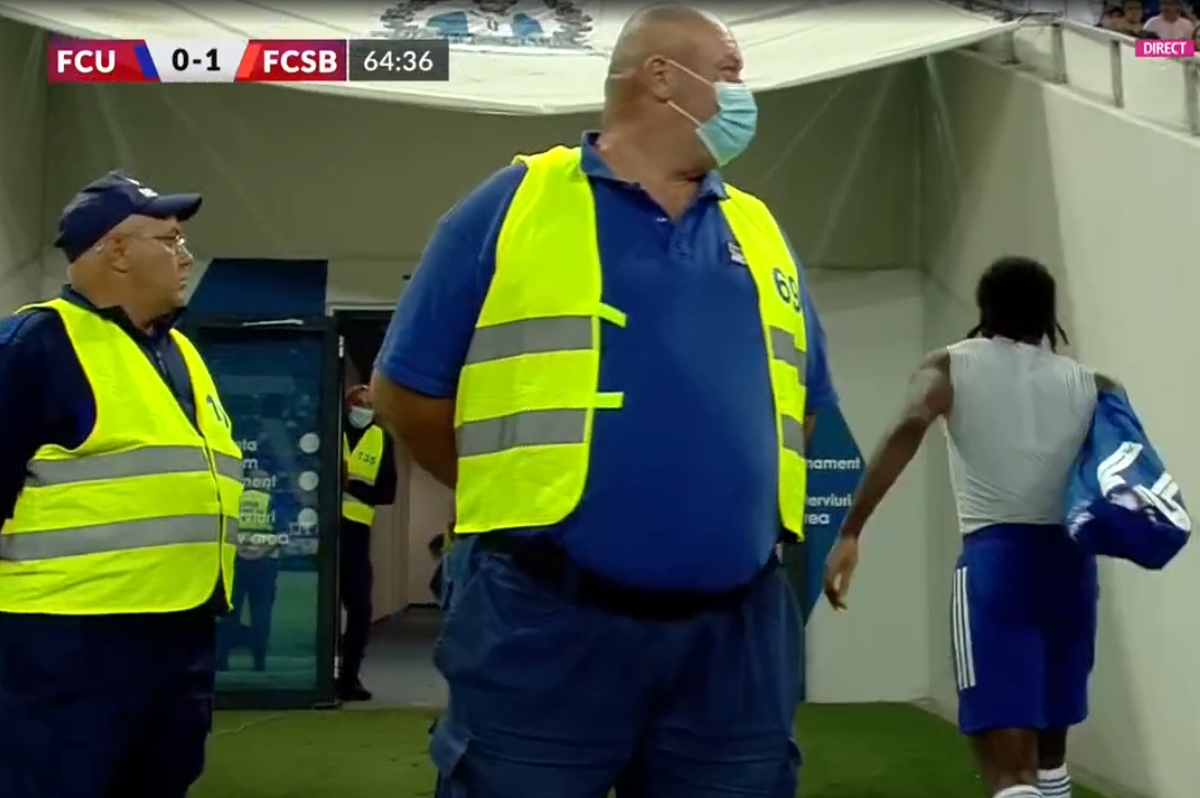 Ieșire nervoasă în FCU Craiova - FCSB » Și-a aruncat tricoul și a plecat la vestiare!