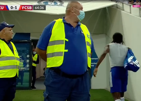 Ieșire nervoasă în FCU Craiova - FCSB » Și-a scos tricoul și a plecat la vestiare!