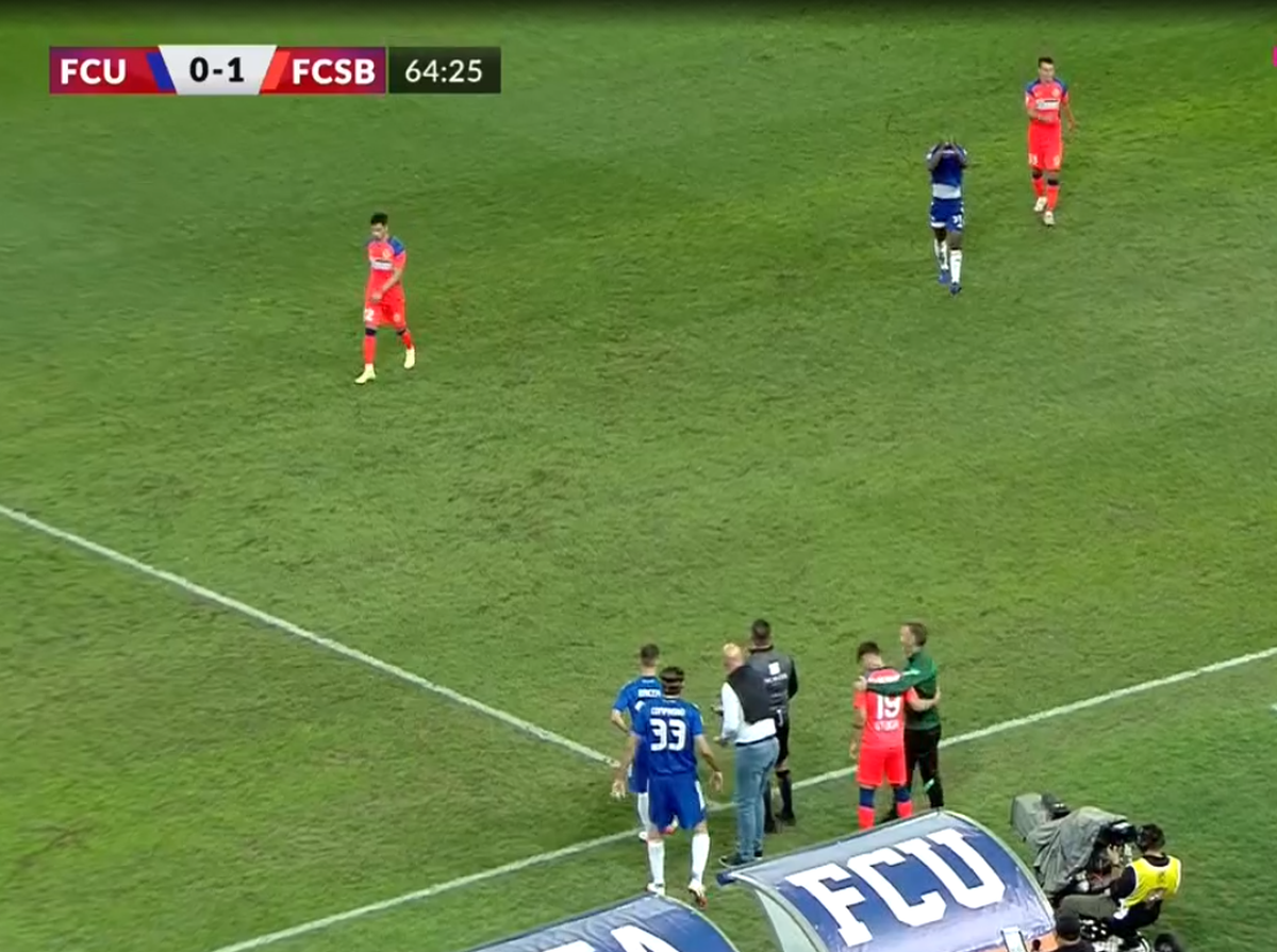 Ieșire nervoasă în FCU Craiova - FCSB » Și-a aruncat tricoul și a plecat la vestiare!