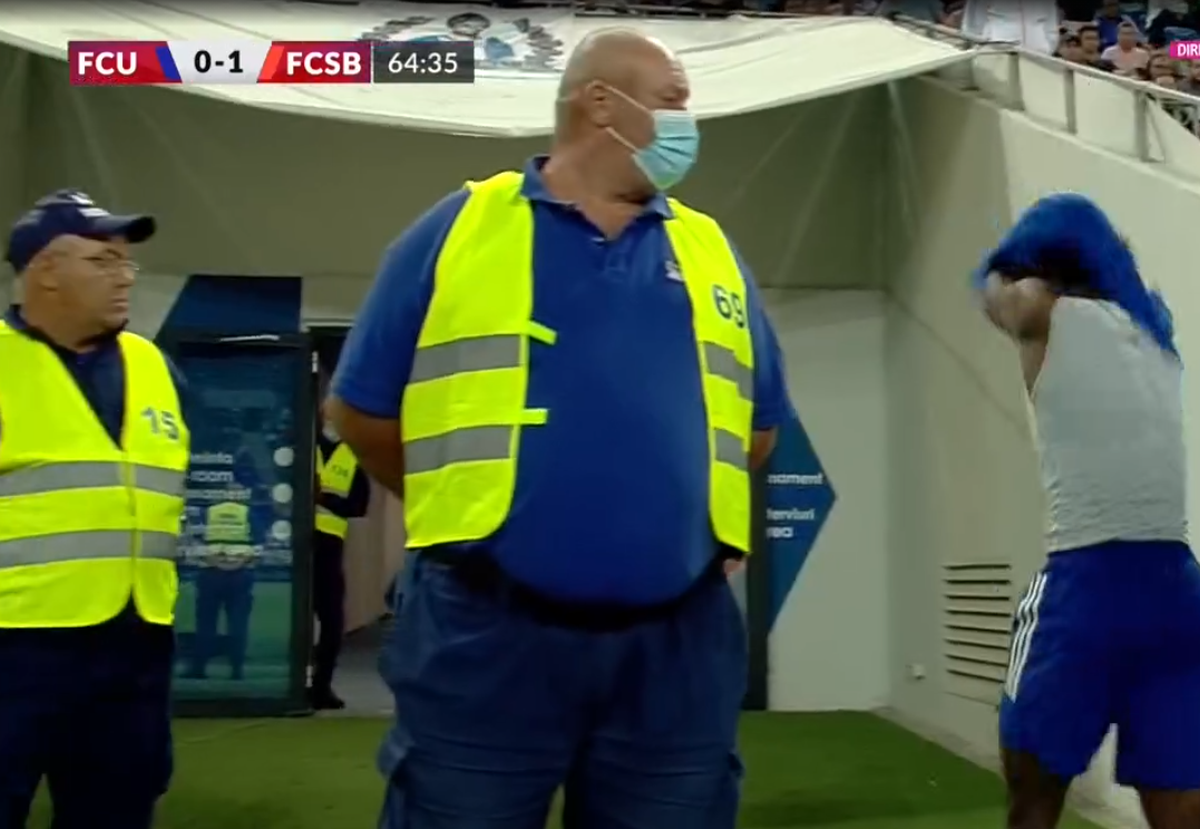 Ieșire nervoasă în FCU Craiova - FCSB » Și-a aruncat tricoul și a plecat la vestiare!