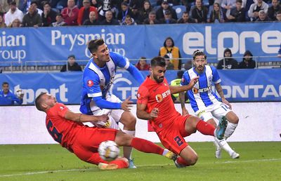 Rădoi respiră, Dică se sufocă! Remarcații și cei mai slabi jucători ai derby-ului Craiova - FCSB: căpitanul roș-albaștrilor a luat 4!