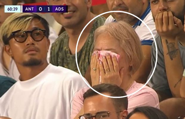 Stupoare în tribune » A călătorit 9.000 de kilometri pentru a-și vedea fiul la treabă 17 secunde. Apoi a început să plângă!