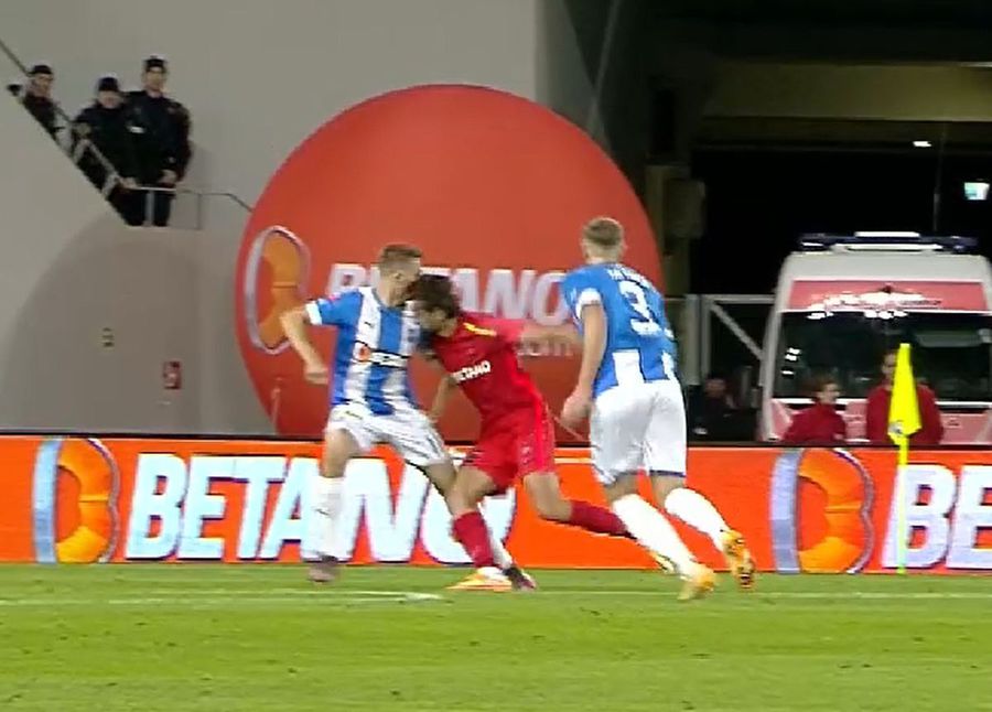 Momentul contactului dintre Compagno și Bancu / FOTO: captură @Orange Sport Ion Crăciunescu a revenit cu verdictul la faza penalty-ului celor de la FCSB, după ce la pauză se blocase: „Dacă spun asta, vă supărați” » Contrazis de specialistul contactat de GSP