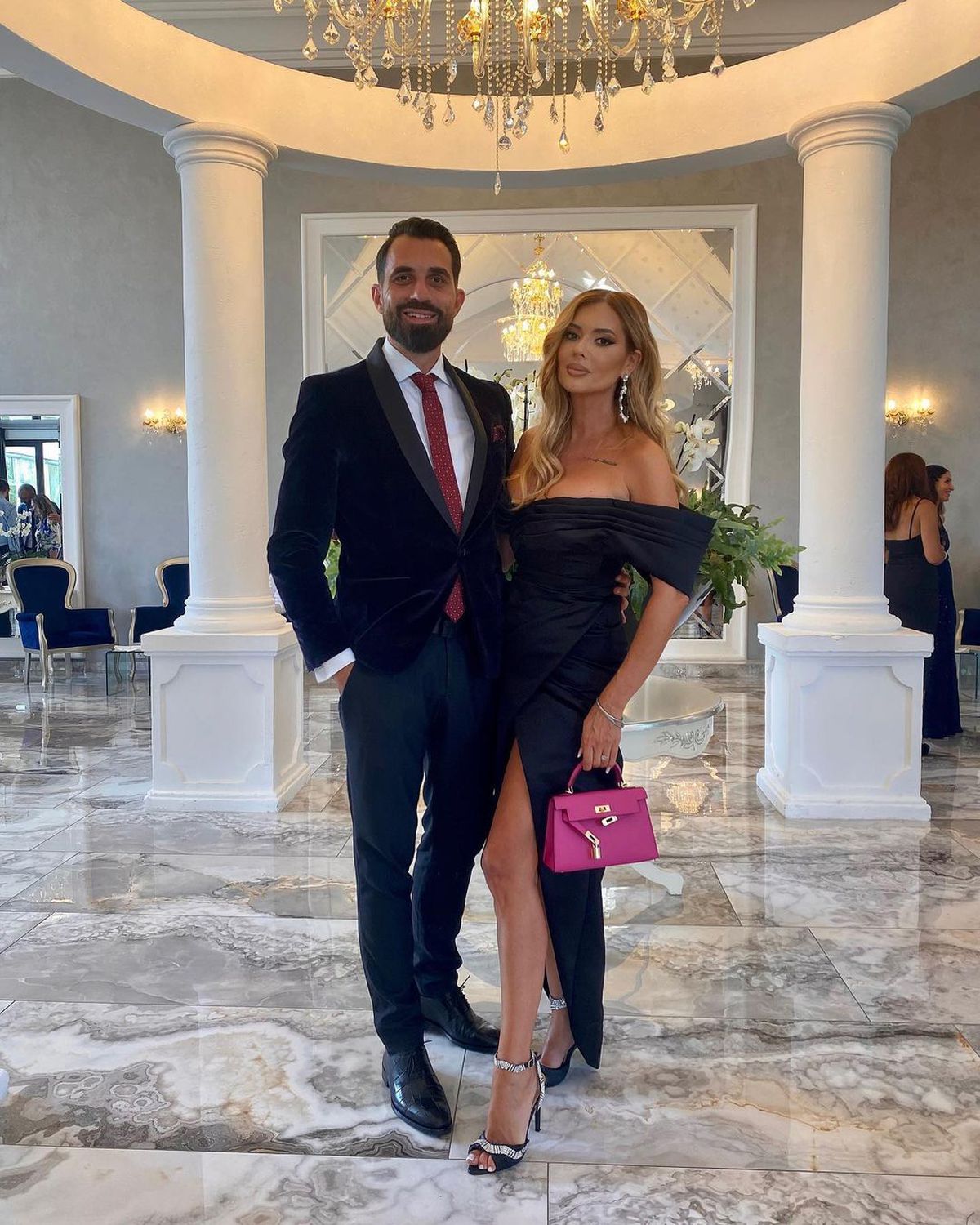 Marius Lăcătuș și soția acestuia, nașii cuplului Maria Simion și Alexandru » Fostul fotbalist a atras toate privirile la nunta creatoarei de modă